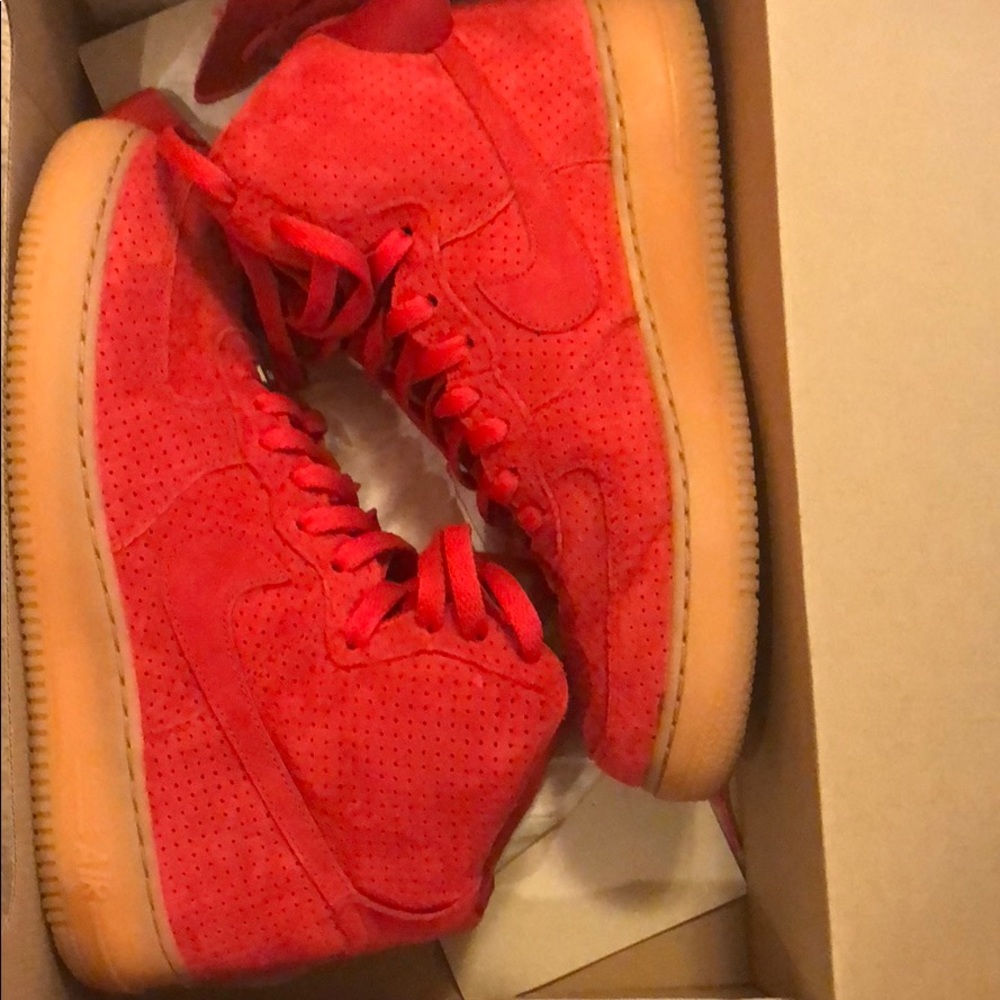 Nike Air Force 1 Hi Suede in university red